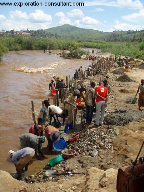 Construction of a new dam in a river just north of Nizi. With these dams the local population redirects the drainages in order to get access to the underlying gold bearing fluviatile sediments.
